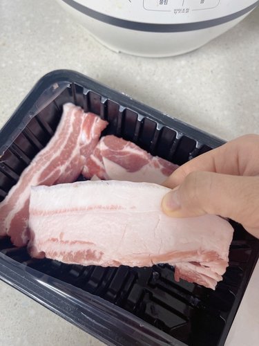 [냉동] 국내산 돼지 삼겹살 구이용 수육보쌈용 1kg (500gx2팩)