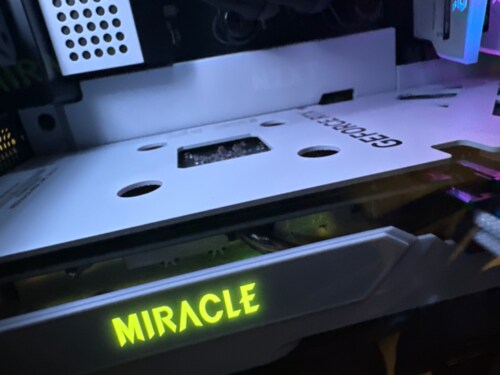 이엠텍 지포스 RTX 4060 MIRACLE WHITE D6 8GB 그래픽카드